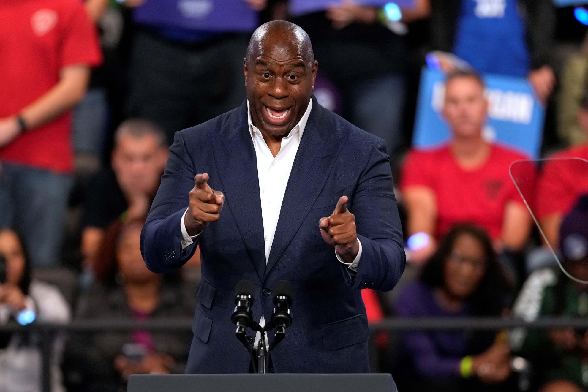 Magic Johnson reacts to Steph Curry historic 4,000th three pointer